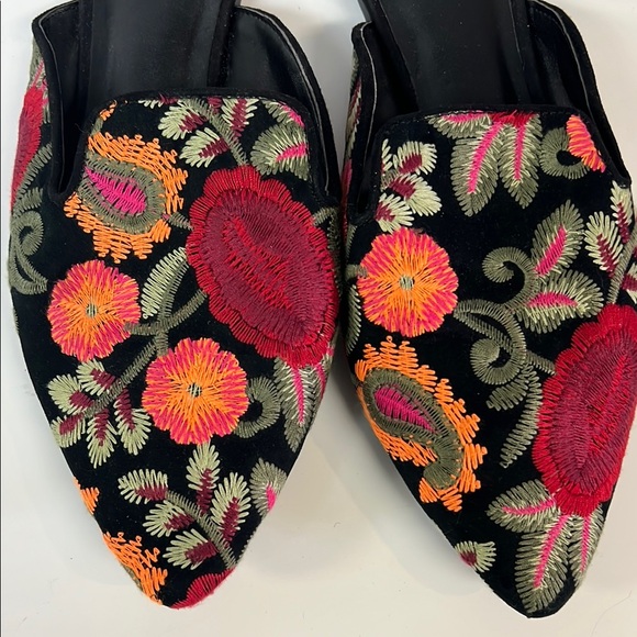 MIA Black and Red Floral Embroidered Mules Shoe Size 9 - Picture 6 of 6